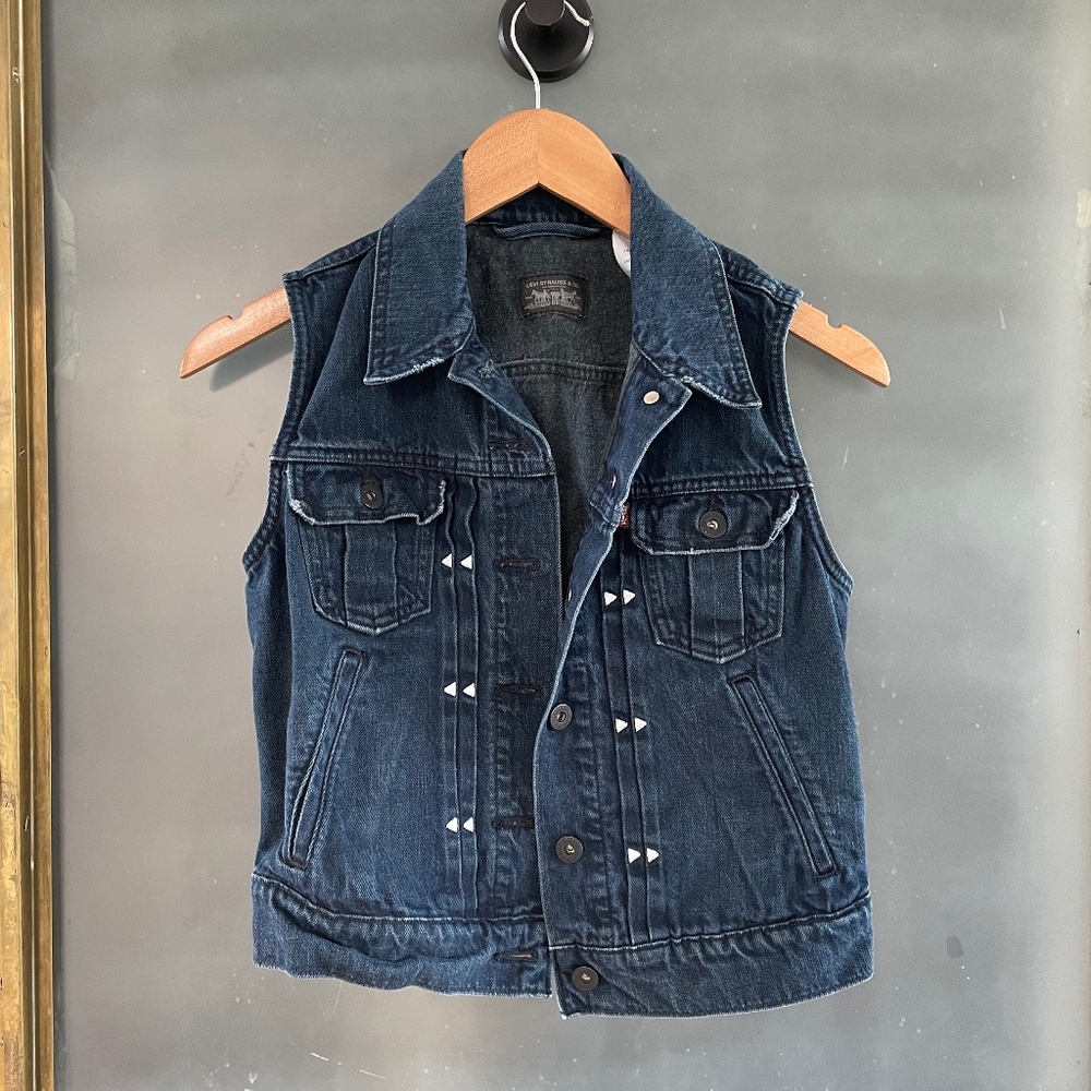 Levi’s Dark Wash Denim Vest Small 100% Cotton Trucker Style Embroidered Western